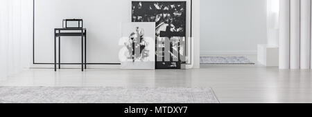 Deux tableaux modernes mis en blanc salle vide intérieur avec table et tapis gris métal Banque D'Images