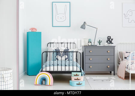 Voyant à côté de l'armoire gris lit noir et bleu en frères et sœurs de l'intérieur chambre à coucher. Photo réelle Banque D'Images