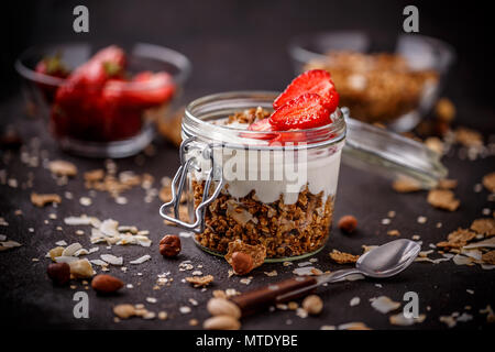 Délicieux muesli servi avec du yogourt et fraises fraîches Banque D'Images