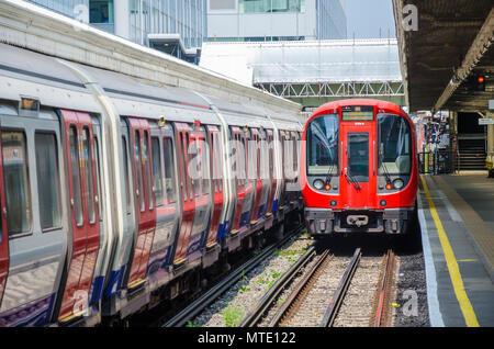 Un train part de la plate-forme à la station de métro Hammersmith. Banque D'Images