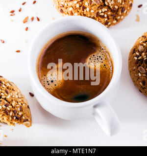 Une tasse de café et des biscuits frais sur un fond blanc. un cadre pour bars, cafés, cafés, boulangeries et restaurants avec des pâtisseries Banque D'Images