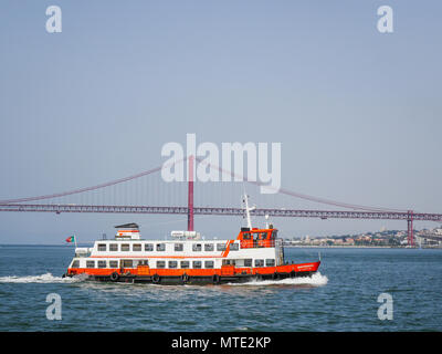 Un ferry-boat navigue sur le Tage de Almada Harbour à Cais do Sodré station fluviale, Lisbonne, Portugal Banque D'Images