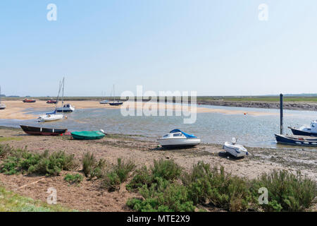 Les petits bateaux sont soit échoués sur la plage ou de petits bancs de sable à marée basse dans l'estuaire au Wells-next-the-Sea Banque D'Images