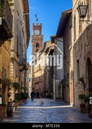 Rues étroites de la ville médiévale de Pienza, Toscane Italie Banque D'Images