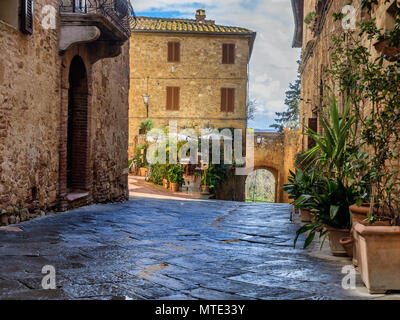 Rues étroites de la ville médiévale de Pienza, Toscane Italie Banque D'Images