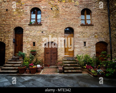 Rues étroites de la ville médiévale de Pienza, Toscane Italie Banque D'Images