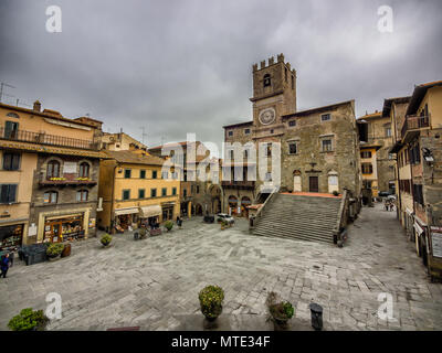 Place principale avec l'hôtel de ville à Cortona, Toscane Italie Banque D'Images