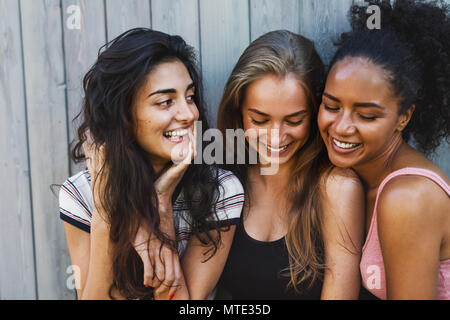 Gros plan de trois jeunes femmes s'amuser en plein air Banque D'Images