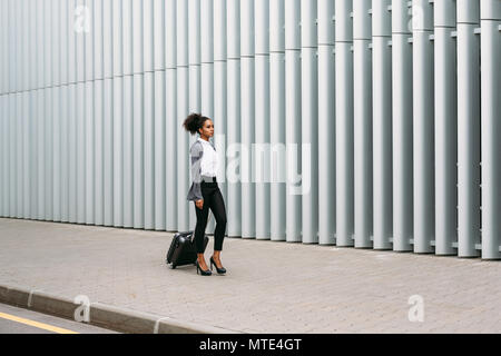 Vue avant du belle femme avec une assurance à l'extérieur Banque D'Images