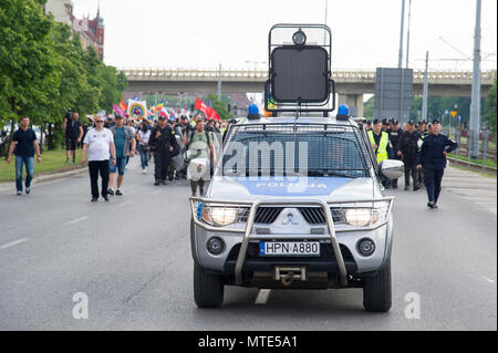 Polish voiture de police Mitsubishi L200 avec LRAD 500X (Long Range Acoustic Device est un périphérique utilisé pour acoustique originaire non létaux, non, d'une foule cont Banque D'Images