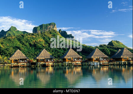 Moana Beach Park Royal Hotel, bungalows sur l'eau, lagon, Matira point, Bora Bora. Banque D'Images