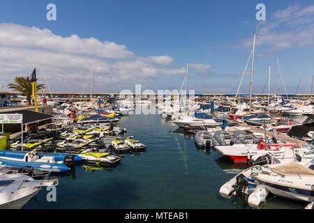 Les bateaux et les ancrages dans le port de plaisance de Puerto Colon, Playa de Las Americas, Tenerife, Canaries, Espagne Banque D'Images