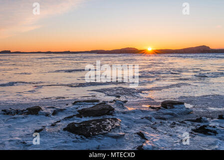 Coucher de soleil sur la mer gelée, à l'ouest de l'Islande, Islande Banque D'Images