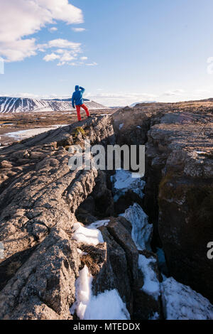 Man looking out, debout à fissure continentale entre le marché nord-américain et plaque eurasienne, Mid-Atlantic Ridge, Rift Valley Banque D'Images