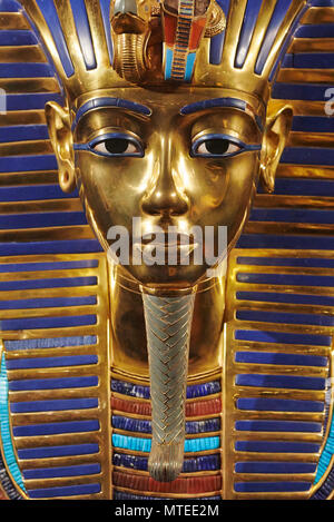 Close up of Réplique de masque funéraire de Toutankhamon. Isolé sur fond noir. Le même ou très similaire à l'original Banque D'Images