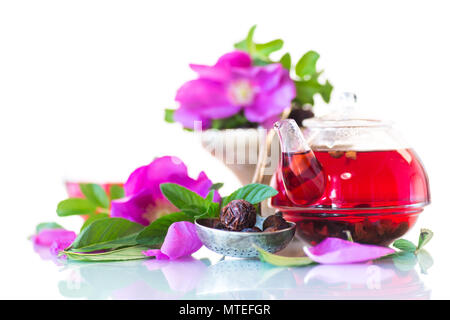 Fabriqué à partir de thé à la menthe d'églantier sur fond blanc avec des fleurs Banque D'Images