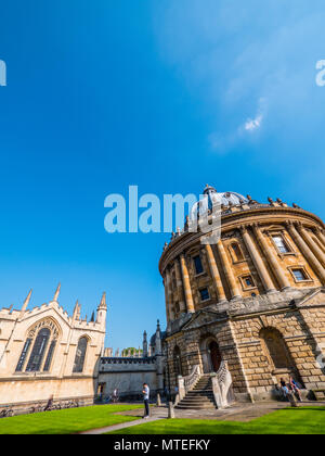 L'Université d'Oxford Radcliffe Camera Reference Library, à l'All Souls College dans l'arrière-plan, Radcliffe Sq, Oxford, Oxfordshire, England, UK, FR. Banque D'Images