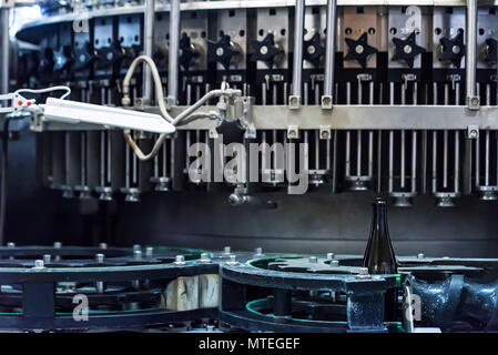 Bouteille de vin bouchage sur convoyeur à winery Banque D'Images