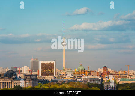 Tour de télévision de Berlin et de l'antenne sur les toits du centre-ville de Berlin, Allemagne Banque D'Images