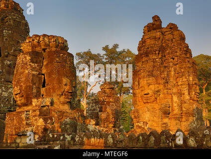 Visages de pierre géant au temple Bayon au Cambodge Banque D'Images