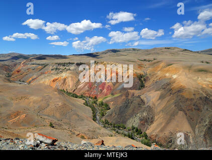 Paysage avec dépôt d'argile colorée dans les montagnes de l'Altaï Banque D'Images