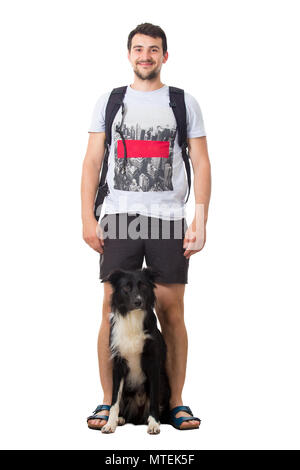 Portrait d'un homme portant un sac à dos et son border collie chien prêt pour vacances voyage isolé sur fond blanc. L'amitié entre ma Banque D'Images