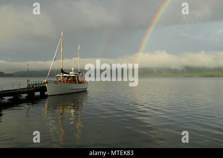 L'Océanie, la Nouvelle-Zélande, Aotearoa, île du Sud, Southland, Te Anau, Lac Te Anau, arc-en-ciel sur le lac Banque D'Images