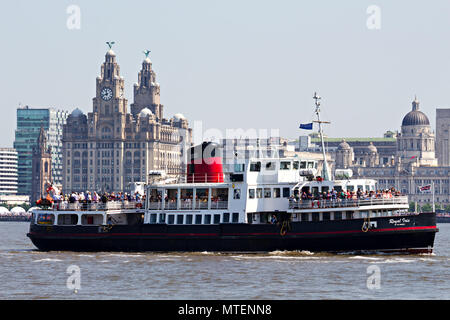 Le Mersey Ferry à Iris Royal passé le foie des bâtiments sur la rivière Mersey à Liverpool UK. Banque D'Images