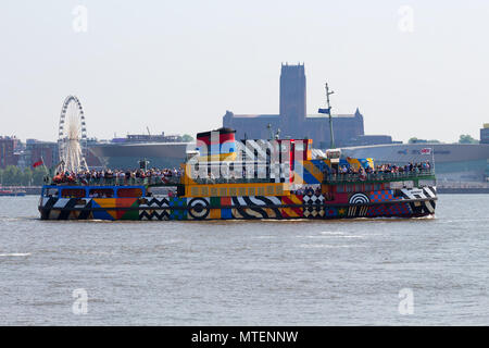 Le Mersey Ferry Snowdrop dans Razzle Dazzle livery la voile sur la rivière Mersey à Liverpool UK. Banque D'Images