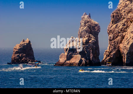 Cabo San Lucas - Mexique - Le 13 août 2007 : vue sur les rochers dans la mer, les gens sur le jet ski, la voile dans l'océan, à côté de la roche. Banque D'Images