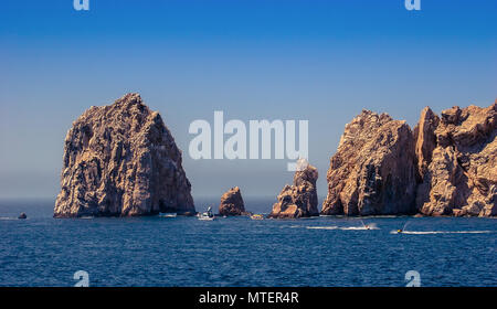 Cabo San Lucas - Mexique - Le 13 août 2007 : vue sur les rochers dans la mer, les gens sur le jet ski, la voile dans l'océan, à côté de la roche. Banque D'Images