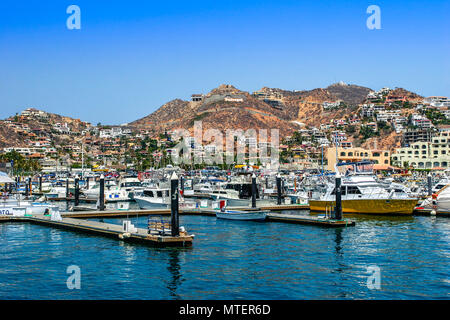 Cabo San Lucas - Mexique - Le 13 août 2007 : vue sur le port avec de nombreux yachts ancrés par la jetée, propre ciel bleu, journée ensoleillée. Banque D'Images