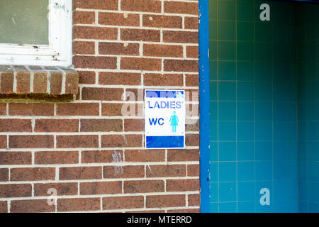 Entrée de mesdames WC, toilettes en popularité des chaussures élégantes, Dorset, Royaume-Uni Banque D'Images