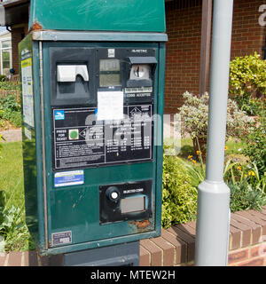 Une voiture parking meter à Poole, Dorset, UK avec un mètre avis erroné sur la machine Banque D'Images