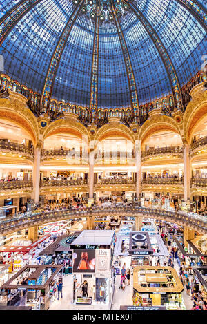 L'impressionnante et belles galeries Lafayette à Paris, France Banque D'Images