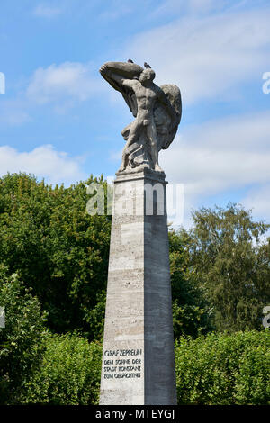 Statue commémorant Graf Ferdinand von Zeppelin dans le carré en face du lac de Constance Constance Banque D'Images