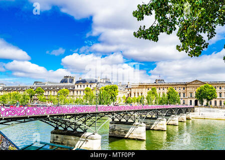 Le Pont des Arts, également connu sous le nom de la Passerelle des Arts sur la Seine à Paris, France Banque D'Images