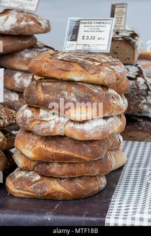 Pain de campagne / Français pain au levain sur un stand à un festival gastronomique. Oxfordshire, Angleterre Banque D'Images