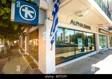 Olimpia ville, Péloponnèse, Grèce - le 19 août 2015 : banque grecque fenêtre avec un distributeur automatique et d'un drapeau de la Grèce de la Banque Alpha local Banque D'Images