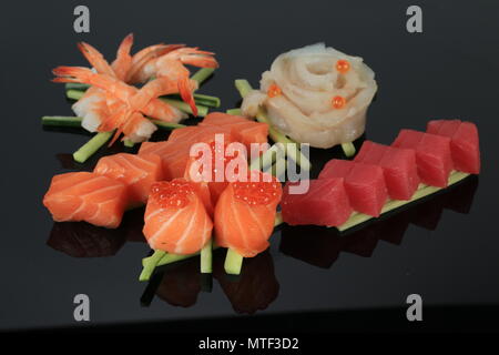 Sashimi de saumon frais et le thon sashimi et le gingembre Banque D'Images