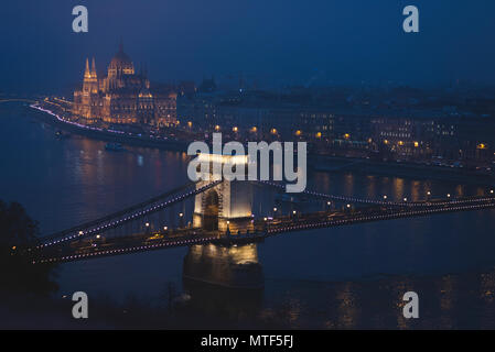 Skyline de nuit de la ville historique de Budapest sur une nuit de brouillard. Le Parlement, la cathédrale Saint-Étienne et le Pont des Chaînes qui traverse le Danube River Banque D'Images