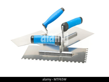 Outils de maçonnerie - truelles et truelle crantée - sur fond blanc Banque D'Images