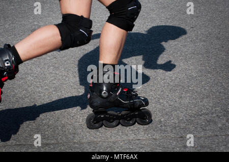 Yong Man Riding Roller Skate Banque D'Images