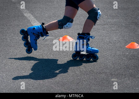 Yong Woman Riding Roller Skate Banque D'Images