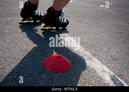 Yong Man Riding Roller Skate Banque D'Images