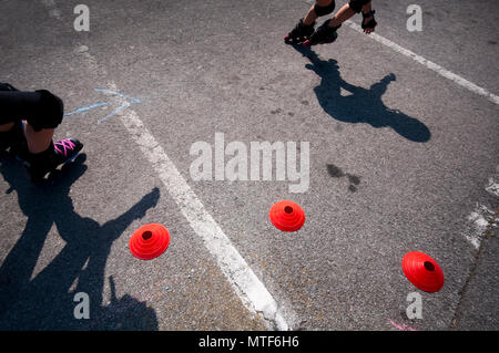 Yong Man Riding Roller Skate Banque D'Images