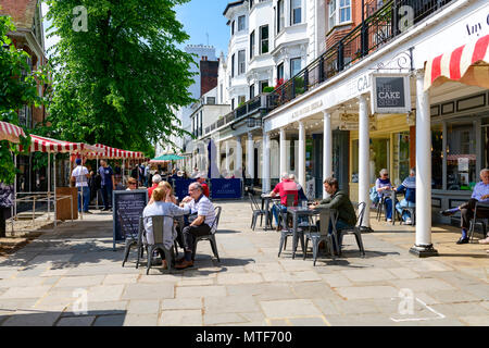 Les personnes bénéficiant d'un café le matin dans un café à l'extérieur du restaurant. Les pantiles Tunbridge Wells Banque D'Images