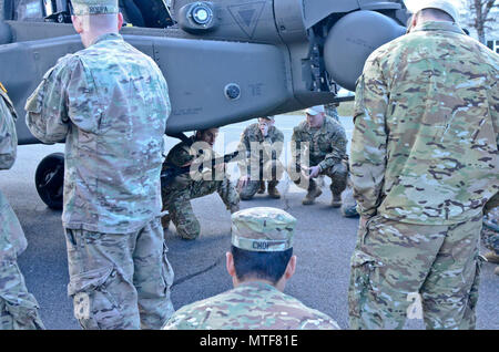 ADAZI, Lettonie - Des soldats de la Compagnie C, 1er Bataillon, 501e Régiment d'aviation, 1st Armored Division à Fort Bliss, Texas attaché à la Force opérationnelle FAUCON, leurs terres AH-64D'hélicoptère d'attaque Apache à la parade sur la base militaire de Ādaži champ durant l'opération Bouclier d'été comme un cadre de l'opération Atlantic résoudre, le 24 avril 2017. Dans le cadre de l'opération Bouclier d'été les pilotes et l'équipage a informé le contrôleur de la finale de l'attaque conjointe (JTAC) équipages stationnés à Ādaži base militaire, qui était composé de l'armée et la Force aérienne des États-Unis ainsi que des forces armées lettones, des capacités d'attaque Apache le programme helicop Banque D'Images