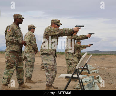 Des soldats américains sous le commandement du 20e, fire CBRNE 9mm pistolet pistolets durant la partie de la qualification de compétence armées allemandes (Badge) GAFPB événement, dans le cadre de la cours de Dirigeants CBRNE au centre de formation de Yakima, Washington, le 23 avril 2017. Le pistolet gamme requise aux participants de cinq tours d'incendie en trois cibles avec au moins un tour par cible pour se qualifier. Banque D'Images