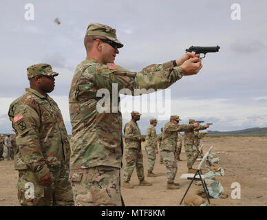 Des soldats américains sous le commandement du 20e, fire CBRNE 9mm pistolet pistolets durant la partie de la qualification de compétence armées allemandes (Badge) GAFPB événement, dans le cadre de la cours de Dirigeants CBRNE au centre de formation de Yakima, Washington, le 23 avril 2017. Le pistolet gamme requise aux participants de cinq tours d'incendie en trois cibles avec au moins un tour par cible pour se qualifier. Banque D'Images